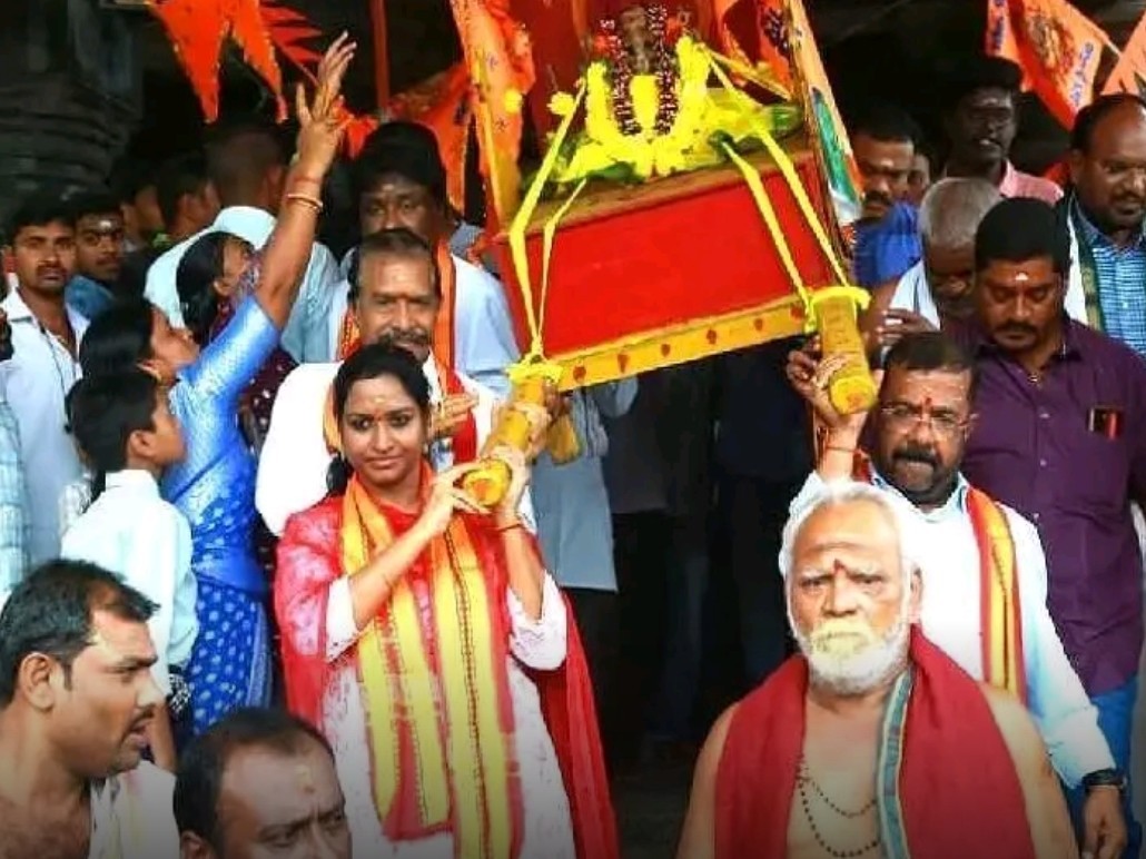 గణపతి పల్లకి మోసిన ఎంపీ, ఎమ్మెల్యే