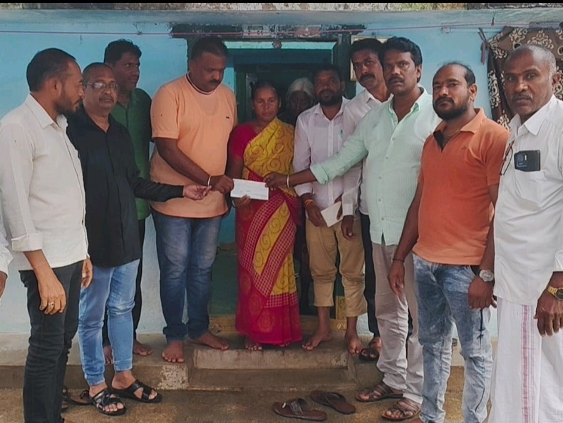 మృతుడి కుటుంబానికి ఆర్థిక సాయం అందజేత