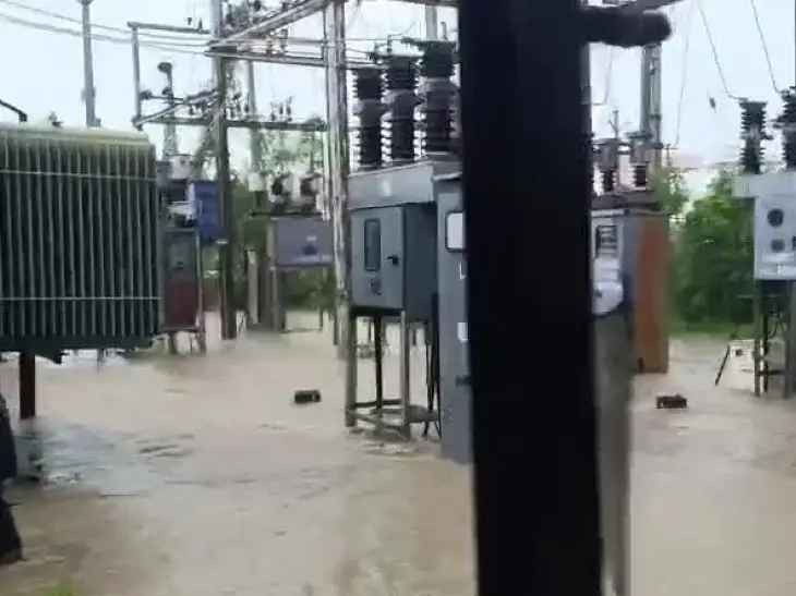 నీటిలో మునిగిన విద్యుత్ సబ్ స్టేషన్
