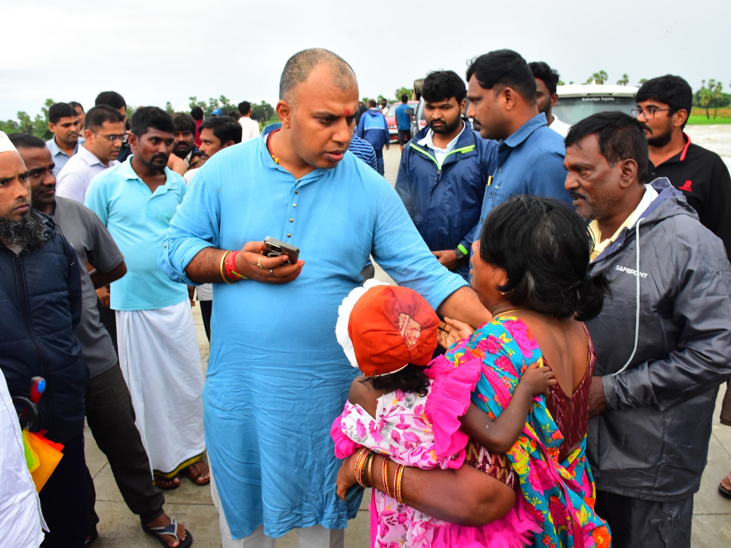 మానేరులో చిక్కుకున్న మరో వ్యక్తి