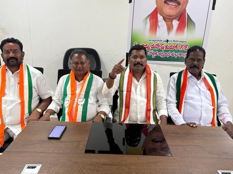 కాంగ్రెస్‌లో ఎదిగి బీజేపీకి వత్తాసు పలకడం హాస్యాస్పదం