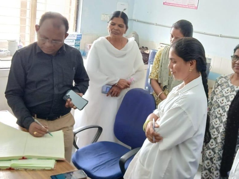 ప్రాథమిక ఆరోగ్య కేంద్రాన్ని సందర్శించిన DMHO