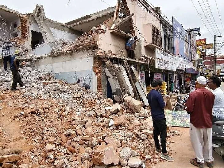 చిత్తూరు హైరోడ్డులో భవన శిథిలాల తొలగింపు