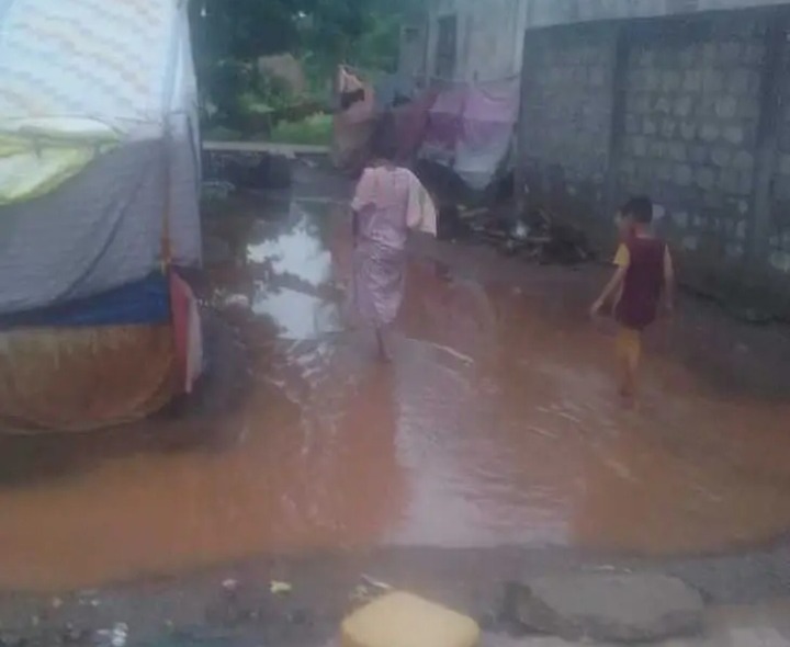 పెదకాకానిలో ఇళ్లలోకి చేరిన వర్షపు నీరు