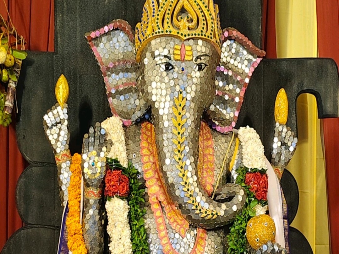 రాజమండ్రిలో 7000 నాణేలతో గణపతి దర్శనం