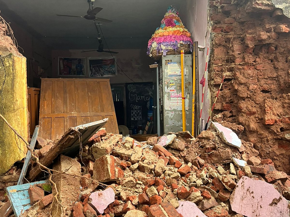 భారీ వర్షాలకు కూలిన తరగతి గది