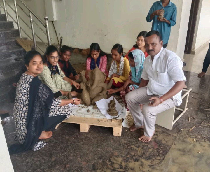 కళాశాల విద్యార్థుల మట్టి వినాయక ప్రతిమల తయారీ