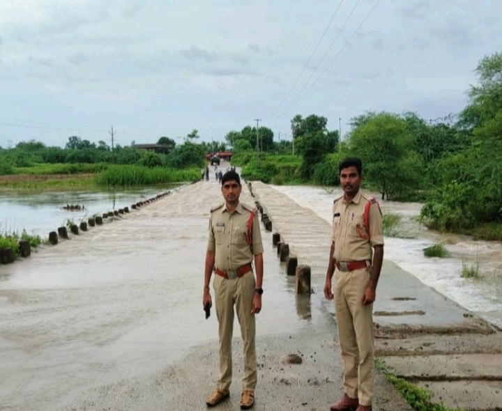 ప్రజలు అప్రమత్తంగా ఉండాలి: సీఐ, ఎస్సై