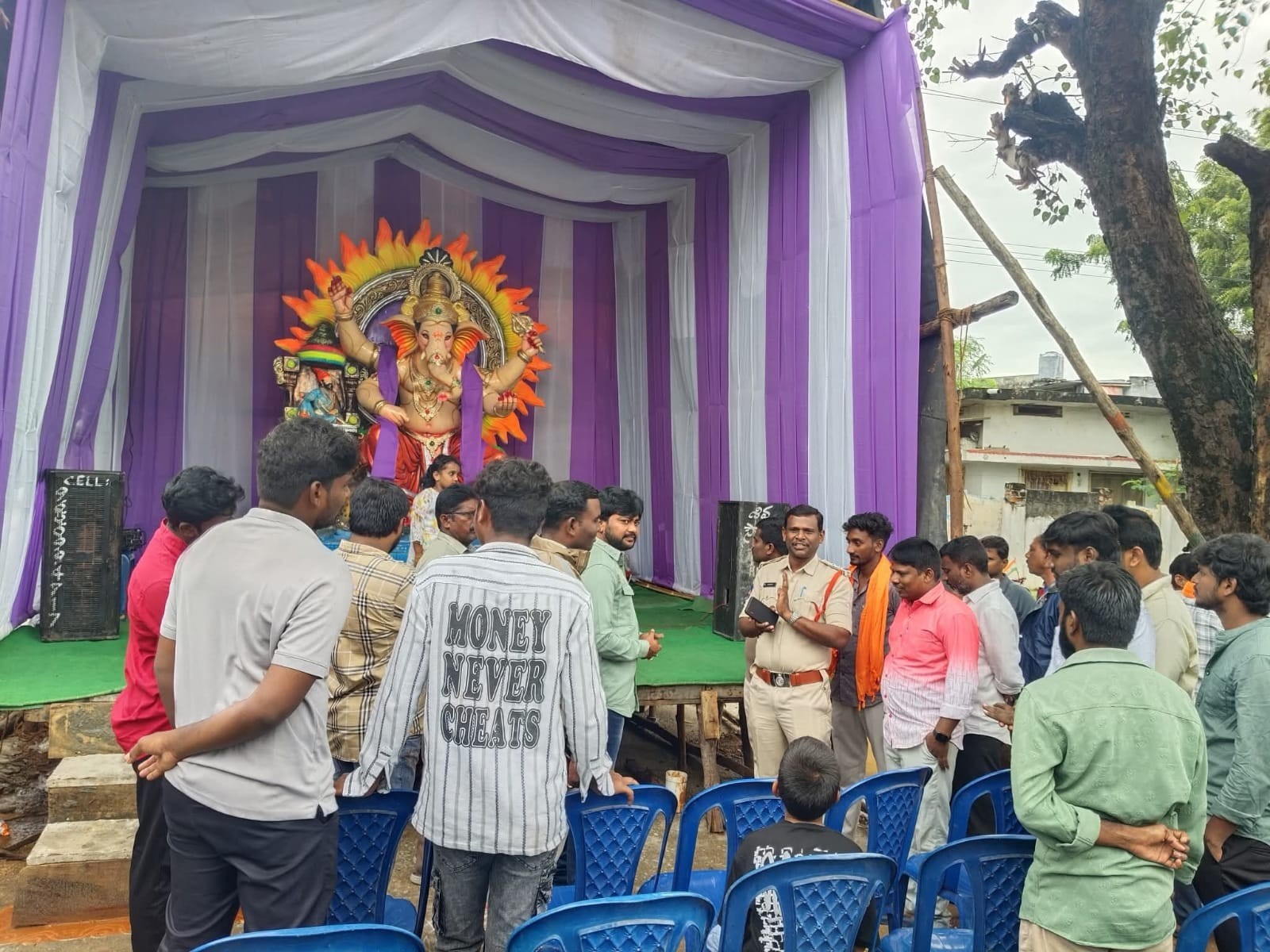 హూజూర్‌నగర్ మండపాలను పర్యవేక్షించిన SI