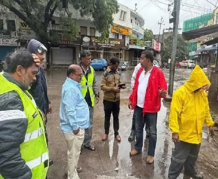 ‘అనుమతి లేకుండా మ్యాన్ హోల్స్ తెరవద్దు’