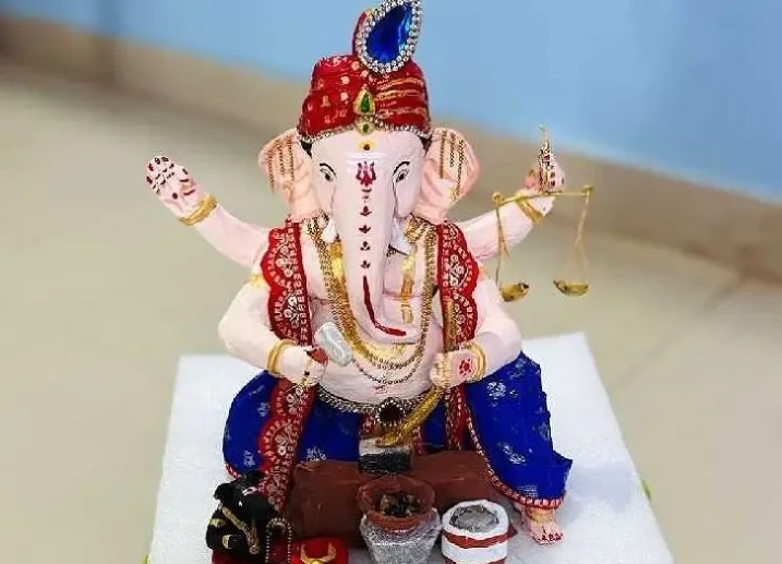 వృత్తిని ప్రతిబింభించేలా గణపతి విగ్రహం