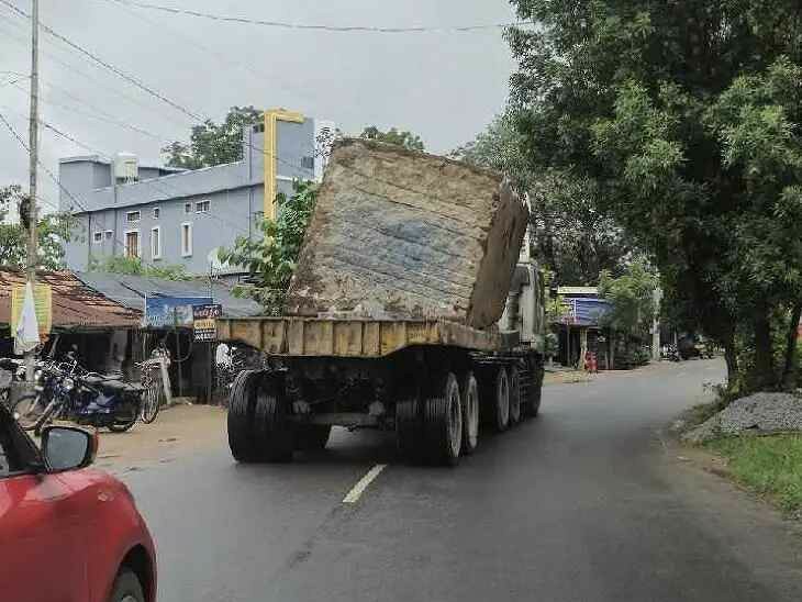 గ్రానైట్ రాళ్లను తరలిస్తున్న లారీలు… భయాందోళనలో స్థానికులు