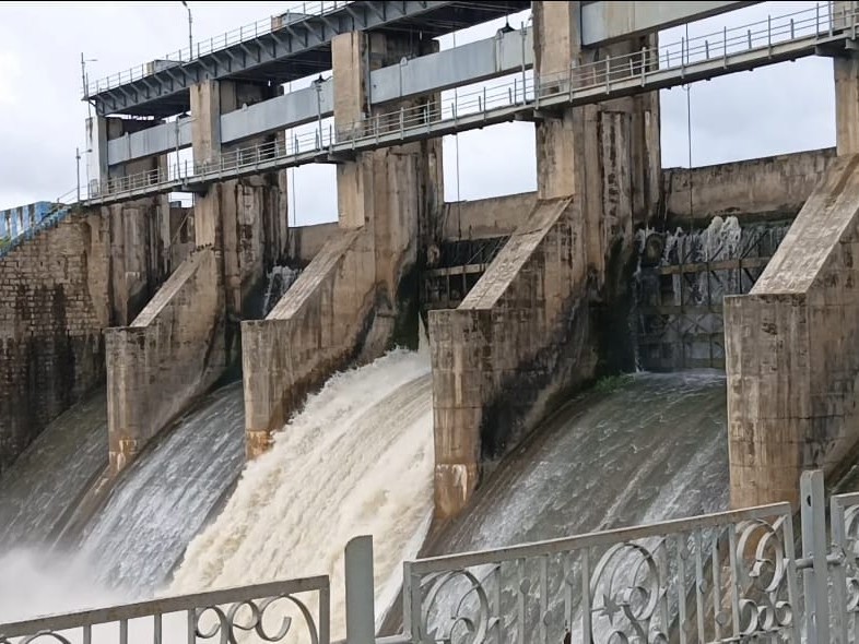 స్వర్ణ ప్రాజెక్టు రెండు గేట్లు ఎత్తివేత