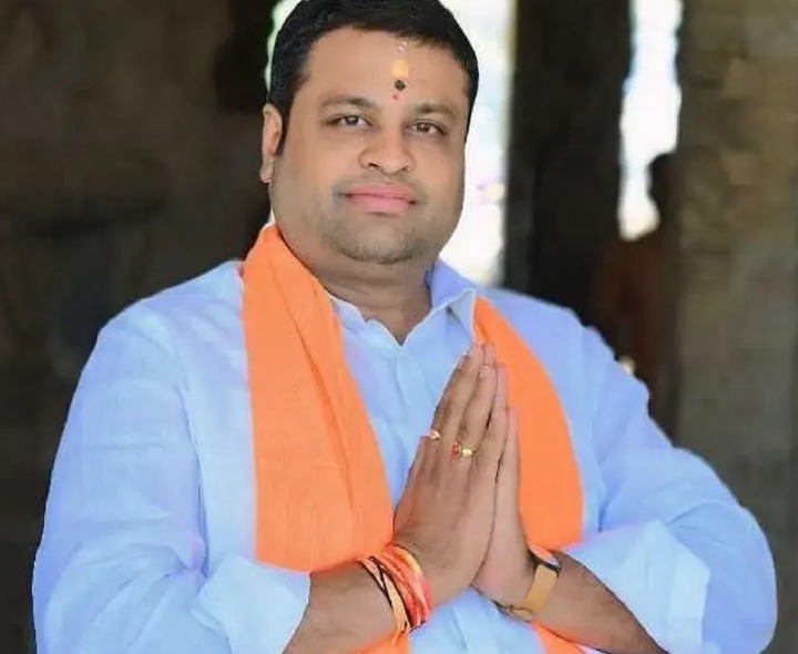 మహిళలకు దుర్గాదేవి శేష వస్త్రాల పంపిణీ