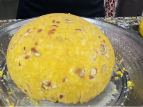 జోరుగా లడ్డూల విక్రయం