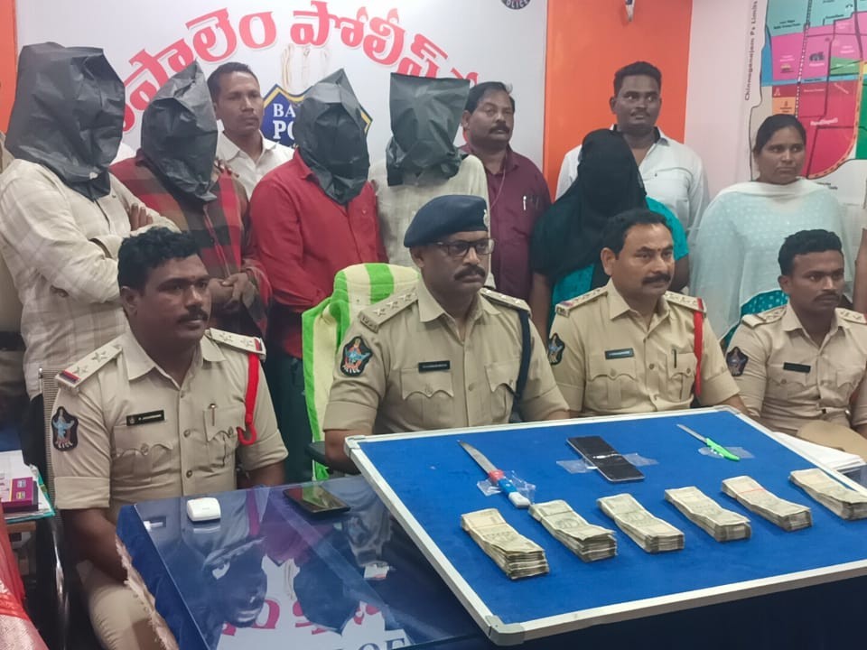 బంగారం ముఠా అరెస్టు