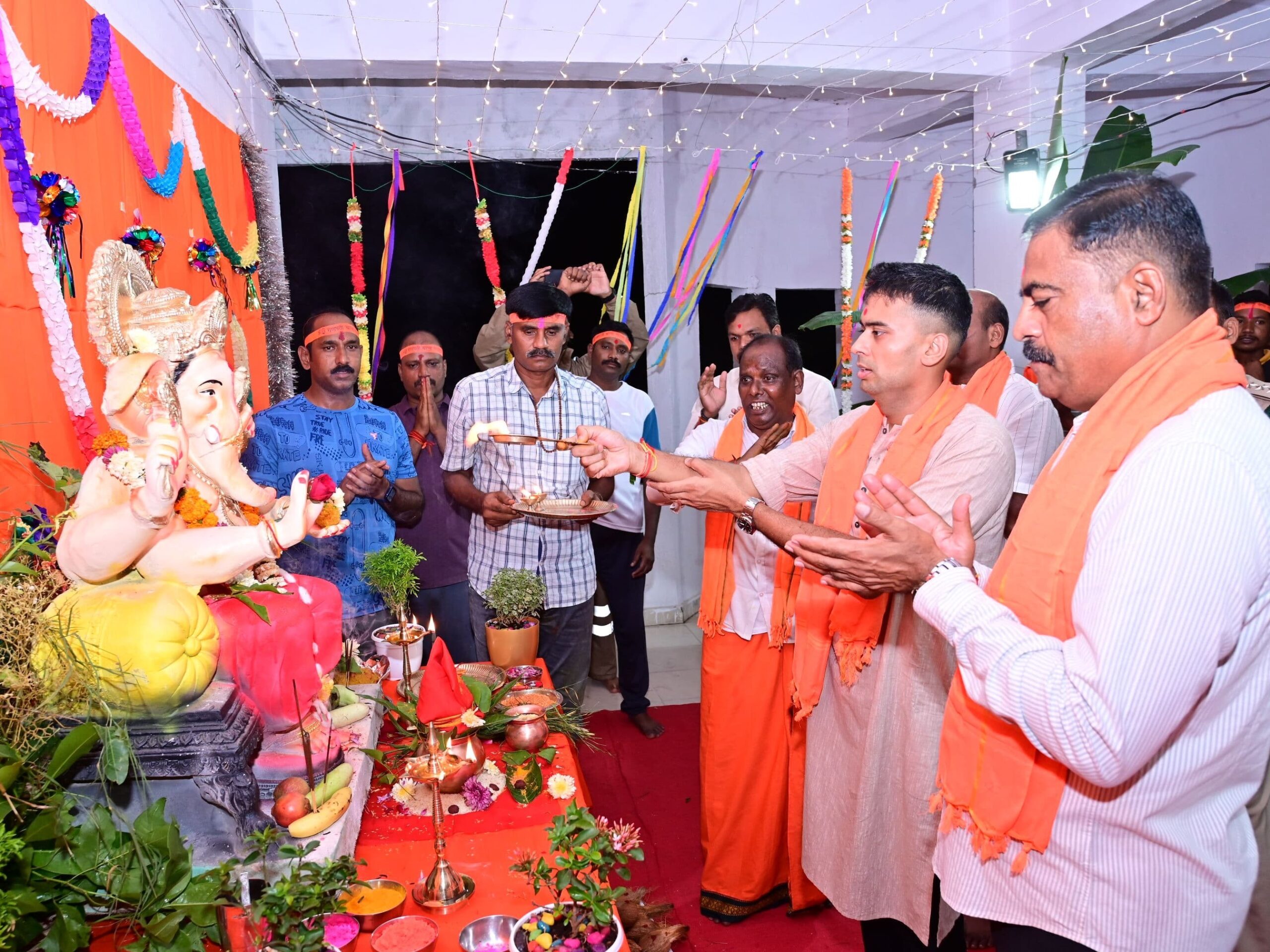 గణనాథునికి పూజలు చేసిన SP అఖిల్ మహాజన్