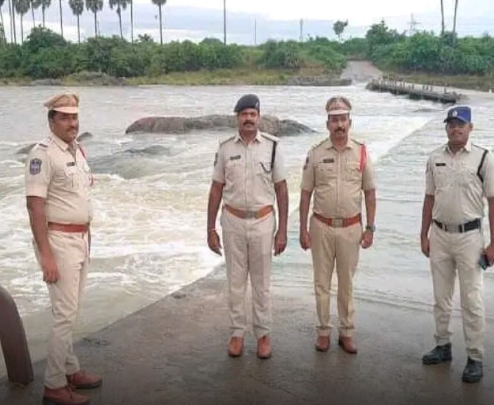 చెక్ డ్యాంపై వరద ఉధృతిని పరిశీలించిన డీఎస్పీ