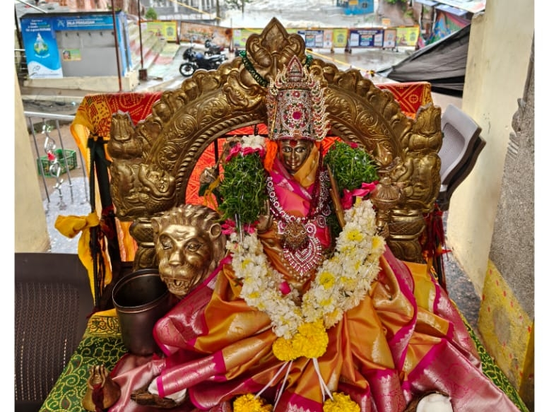 అమ్మవారి ఉత్సవ విగ్రహానికి ప్రత్యేక పూజలు