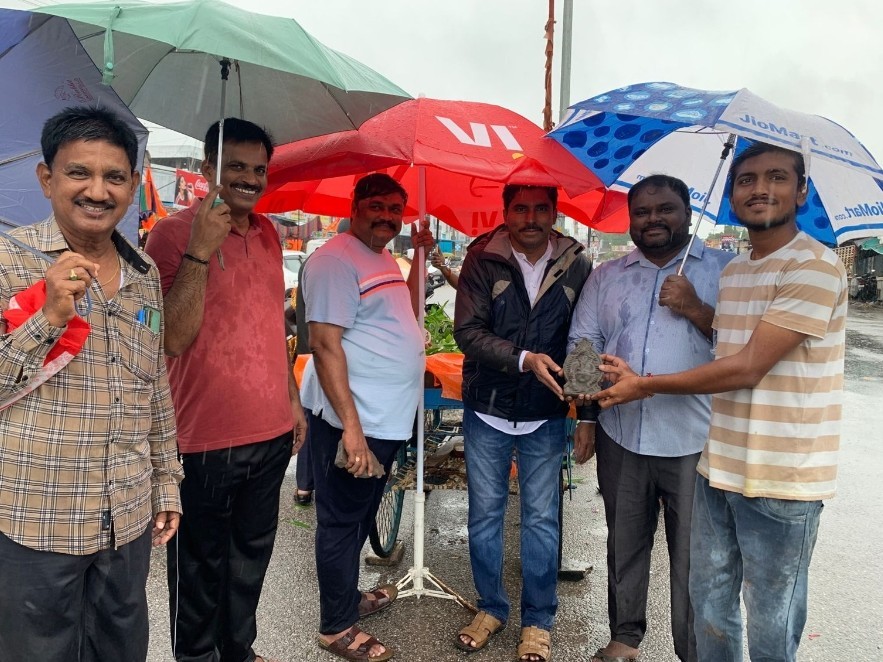 ఉచితంగా మట్టి వినాయకుల పంపిణీ