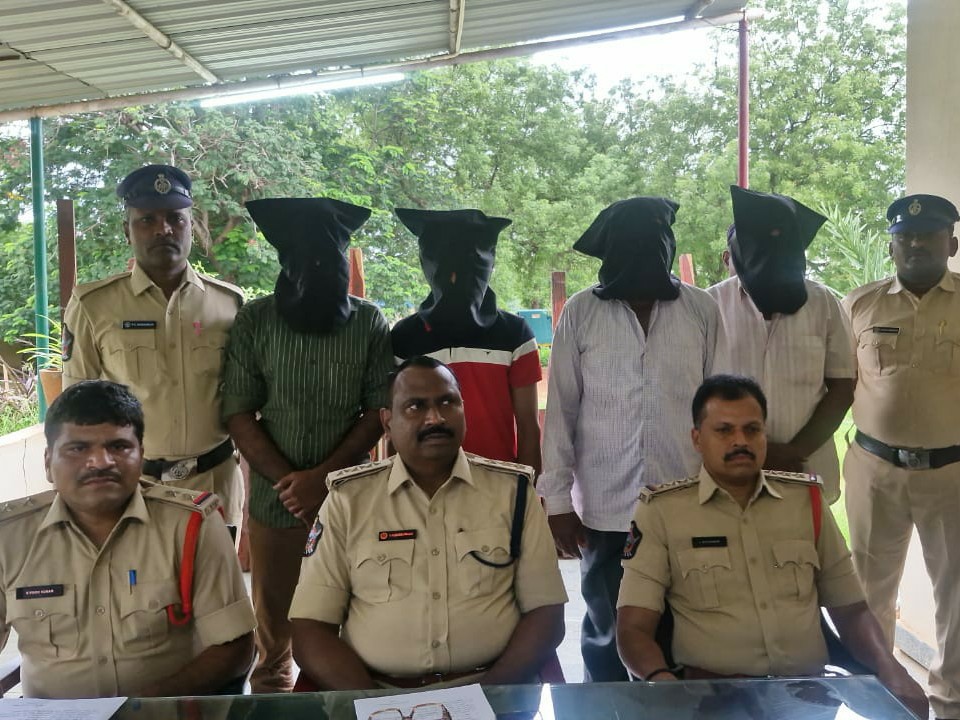 నలుగురు ఎర్ర చందనం స్మగ్లర్లు అరెస్ట్