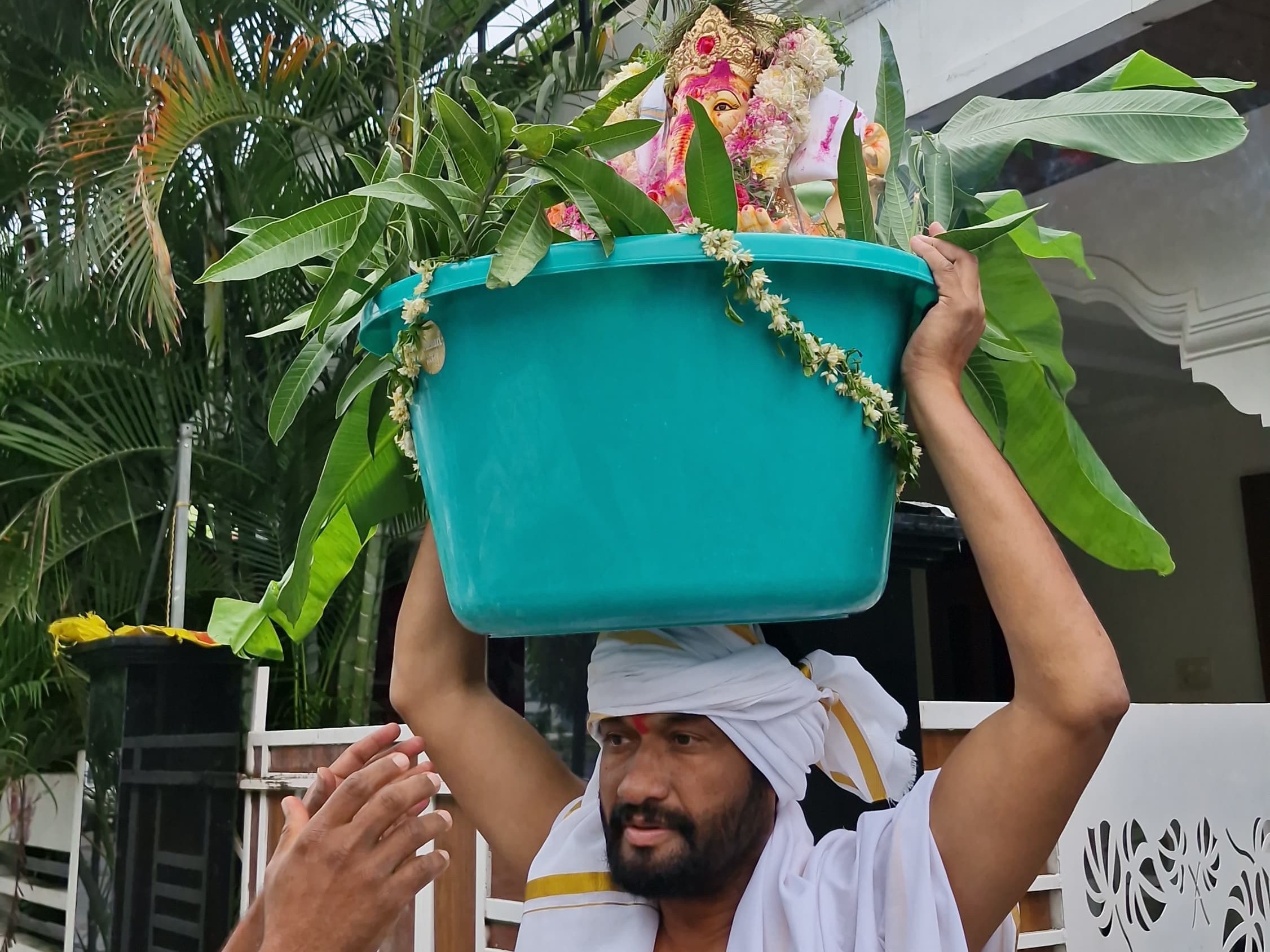గణేష్ నిమజ్జనం చేసిన ఎమ్మెల్యే