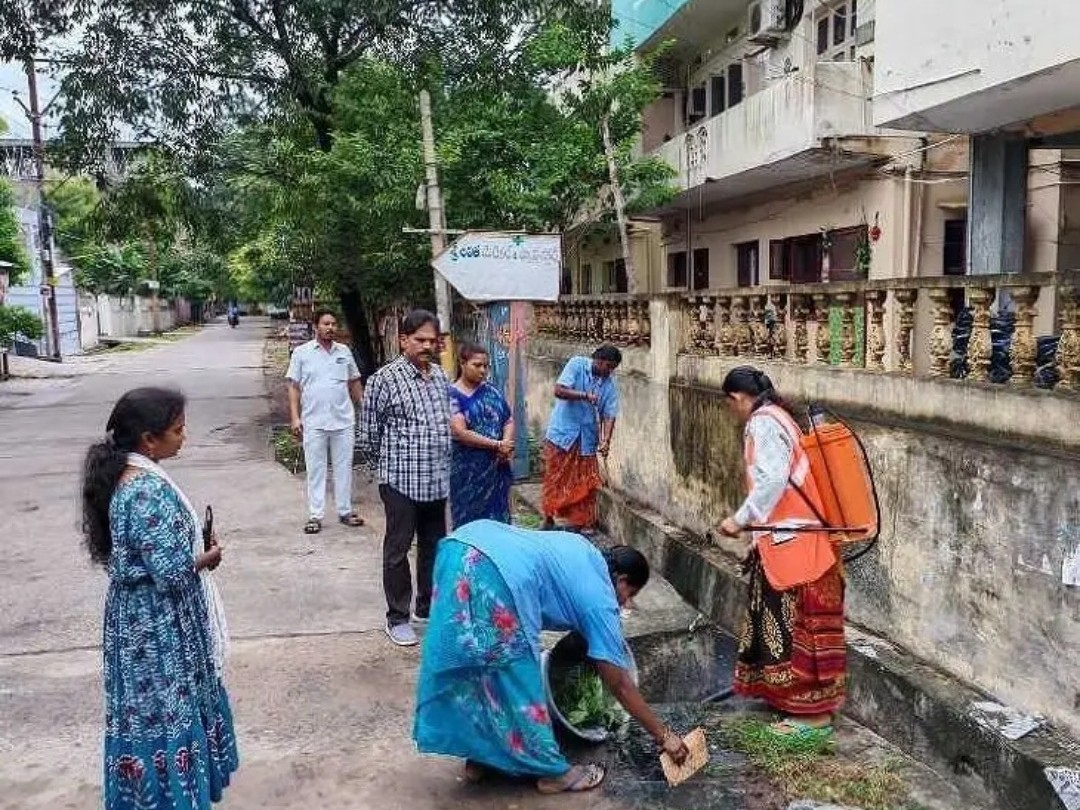 తెనాలిలో పారిశుద్ధ్య పనులను పరిశీలించిన కమిషనర్