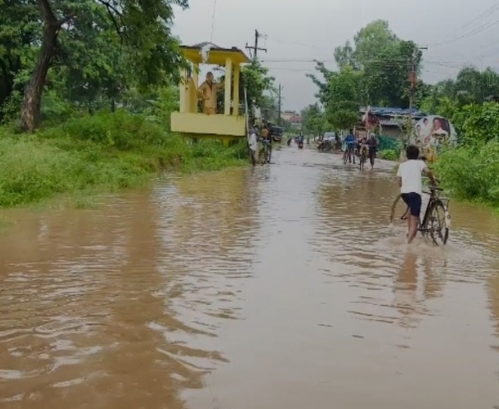 భారీ వర్షాలకు నీట మునిగిన రోడ్లు