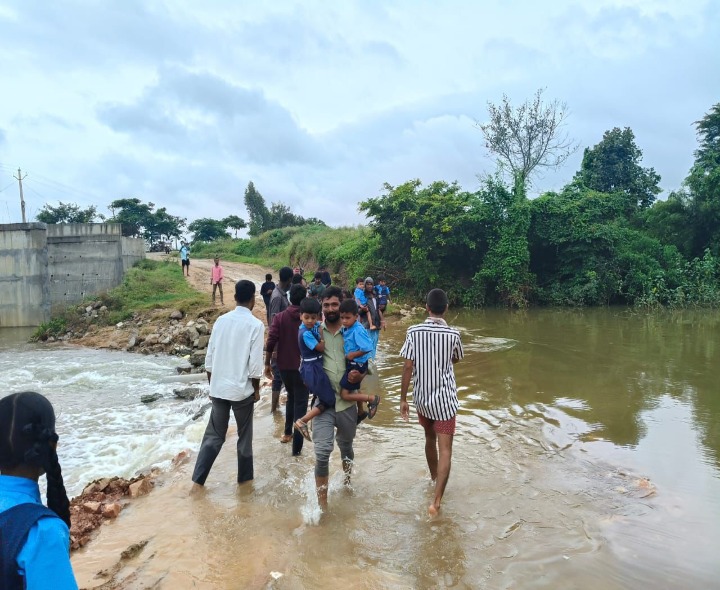వాగు దాటలేక ప్రజల ఇబ్బందులు