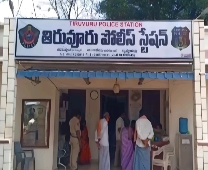 తిరువూరులో 13 మంది పేకాటరాయుళ్లు అరెస్ట్