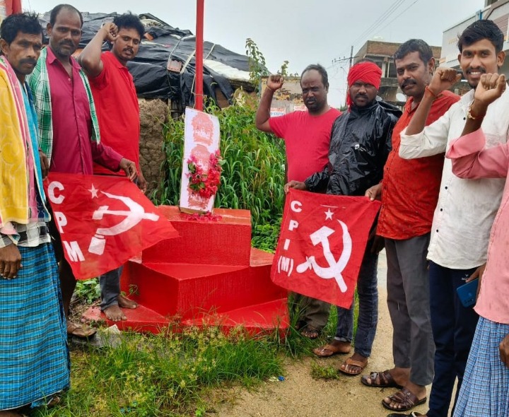 అమరుల చిత్రపటానికి సీపీఎం నేతల నివాళి