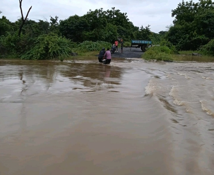 మొండి వాగు ఉధృతి‌తో నిలిచిన రాకపోకలు