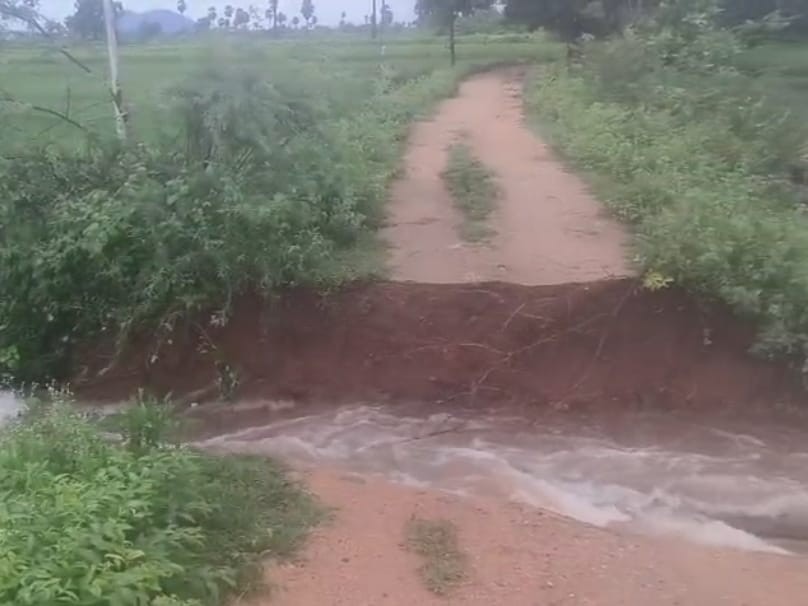 ఖాజీరామారాం చెరువుకు గండి పడింది