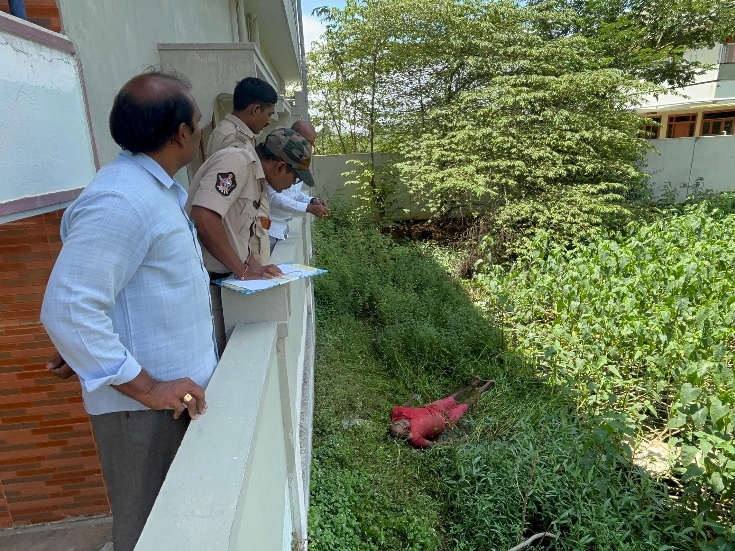 ఇంటి పై నుంచి జారీ పడి వ్వక్తి మృతి