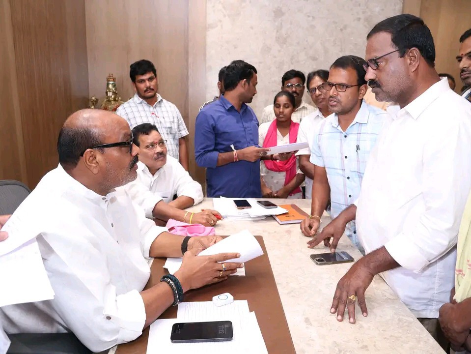 ప్రజల వినతులు స్వీకరించిన మంత్రి