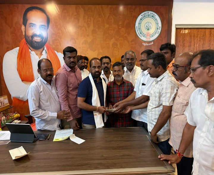 రూ.25వేలు ఆర్థికసాయం చేసిన మంత్రి