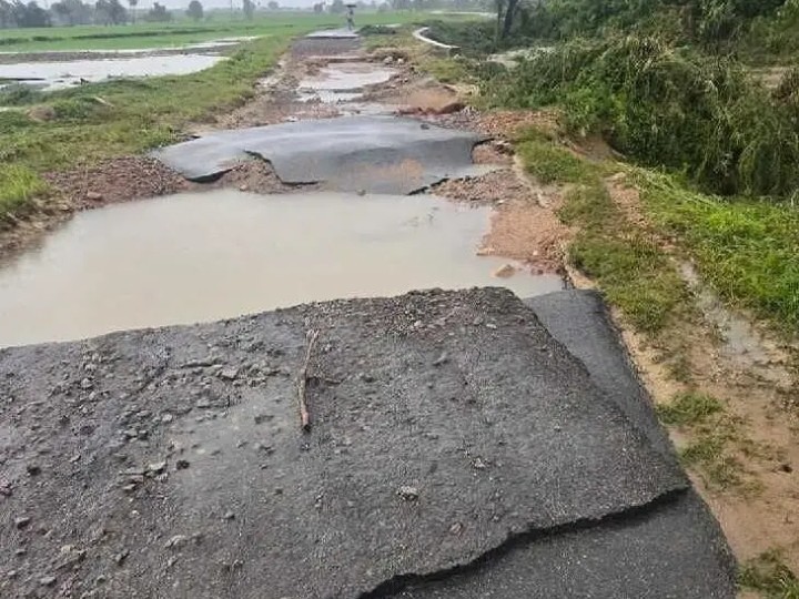వరద ఉధృతికి తెగిపోయిన రోడ్డు