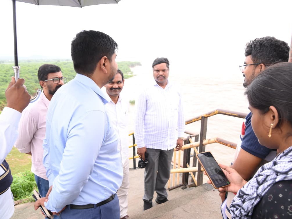ఎల్లంపల్లి ప్రాజెక్టును సందర్శించిన కలెక్టర్