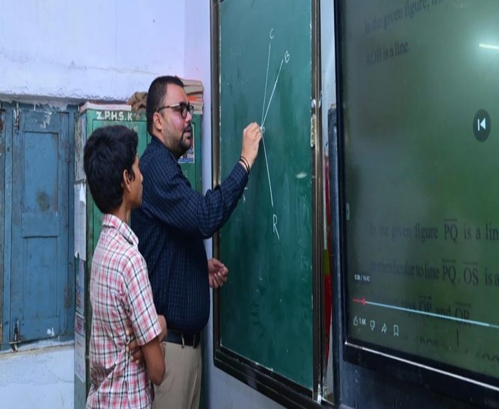 అద్యాపకుడిగా మారిన కలెక్టర్
