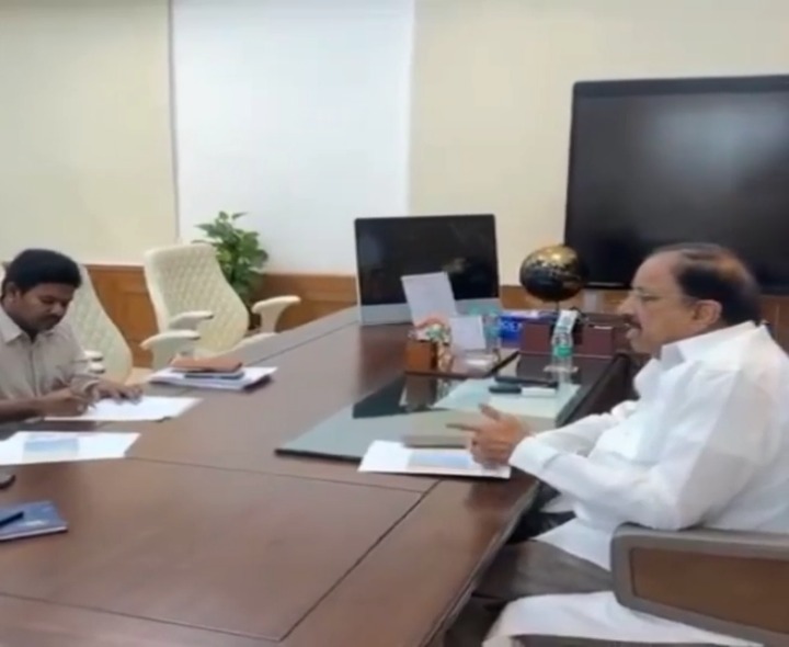 ఆలస్యంగా హాజరైన ఉద్యోగులపై మంత్రి ఆగ్రహం