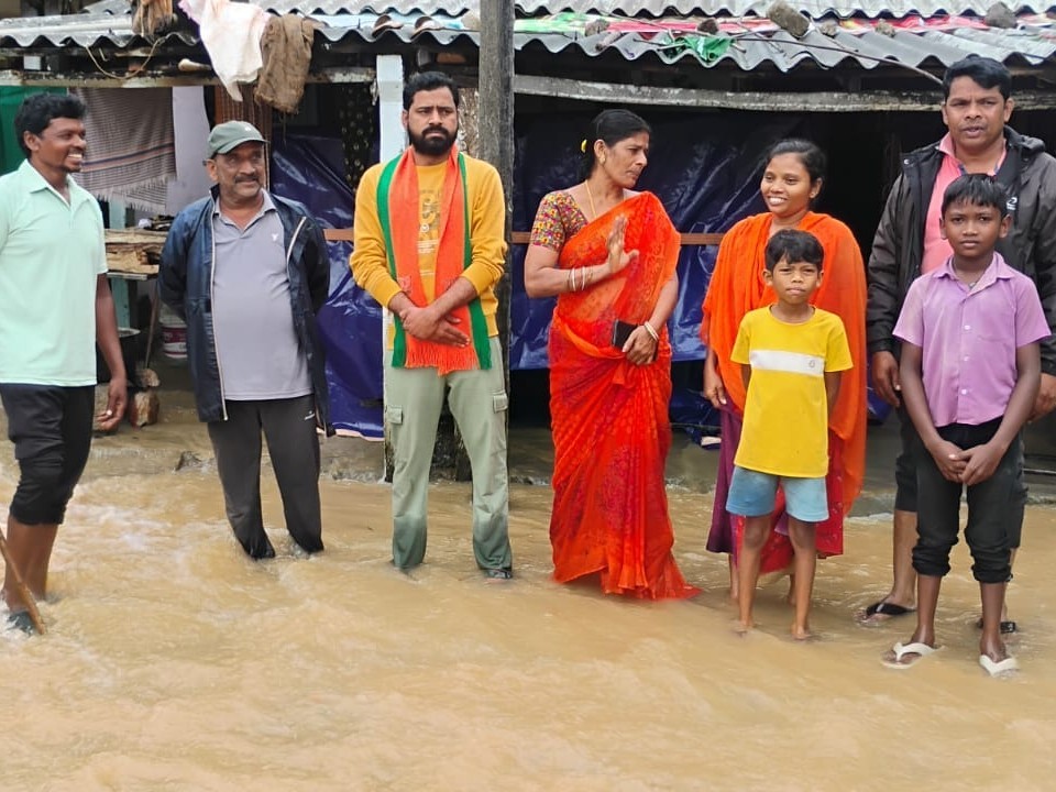 వరద ముంపులో నెమలిపేట గ్రామం పట్టించుకోని అధికారులు