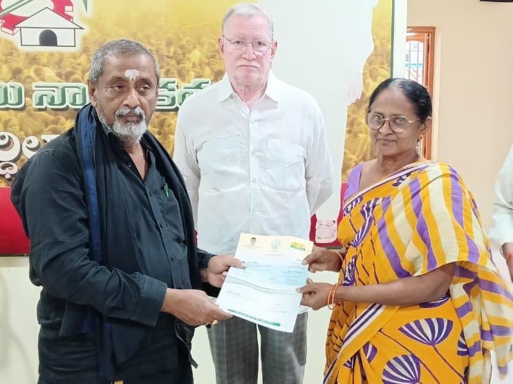 సీఎం సహాయనిధి చెక్కులు పంపిణీ చేసిన ఎమ్మెల్యే