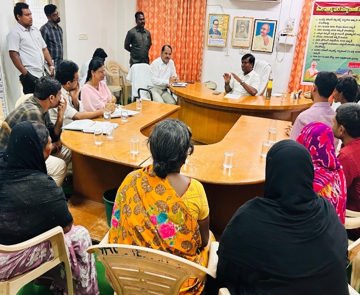 అధికారులతో ఎమ్మెల్యే సమీక్ష సమావేశం