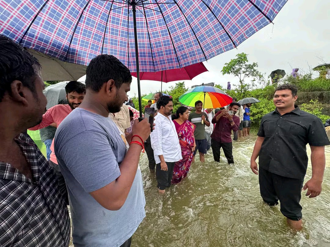 వరద నీటిని పరిశీలించిన ఎమ్మెల్యే రాగమయి