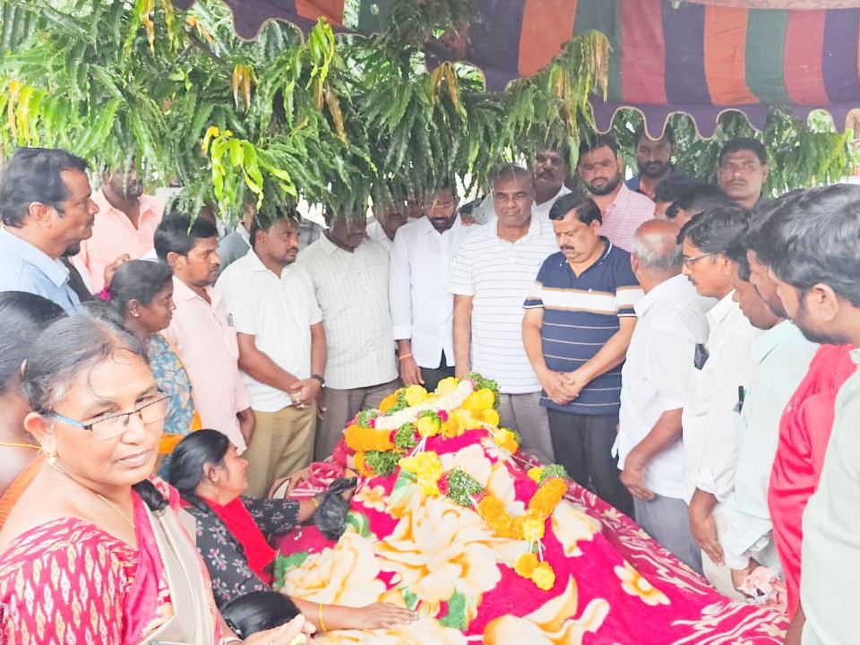 బాధిత కుటుంబానికి ఎమ్మెల్యే బాలు నాయక్ పరామర్శ