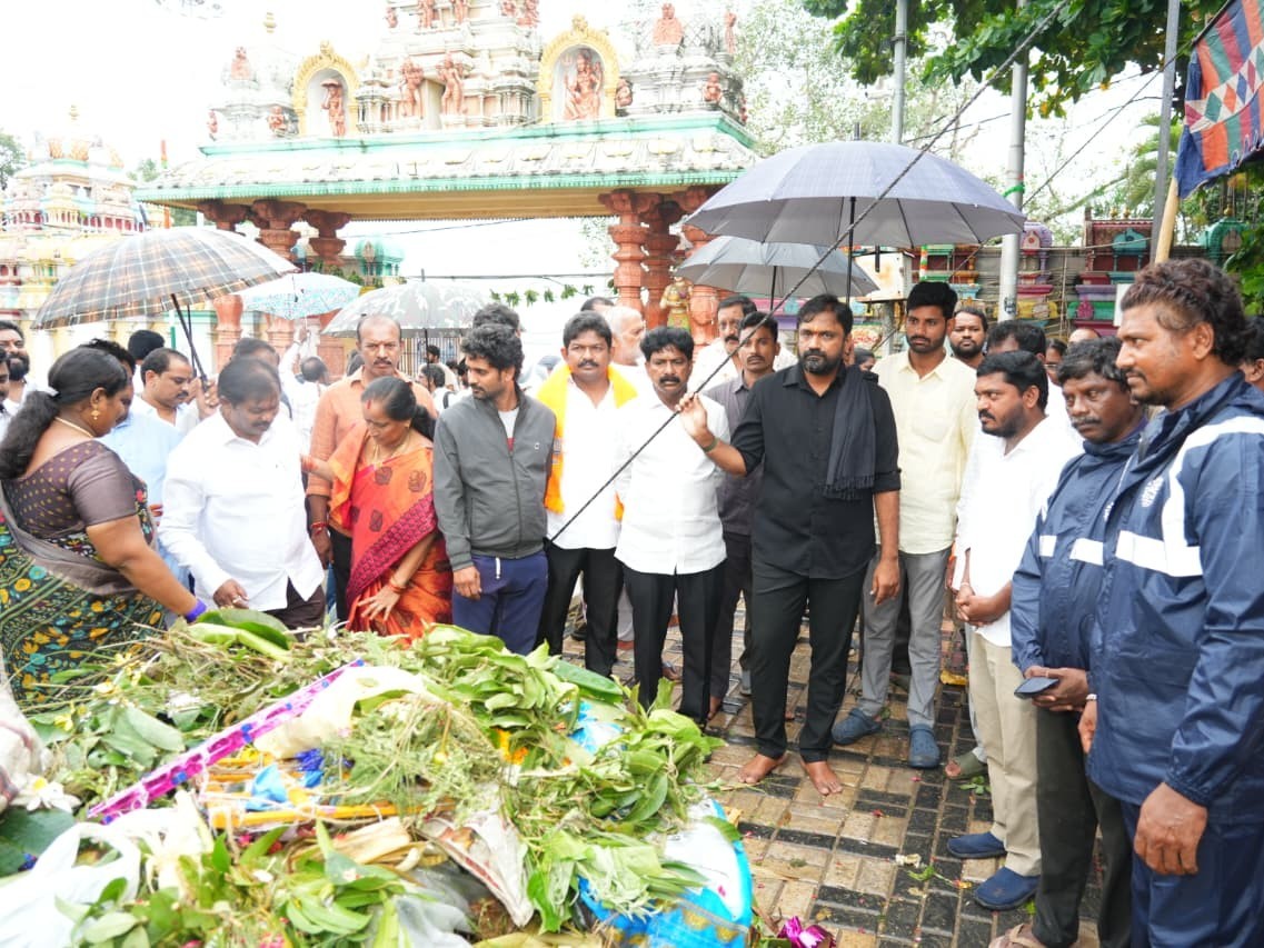 శానిటేషన్‌ సిబ్బందిని అభినందించిన ఎమ్మెల్యే