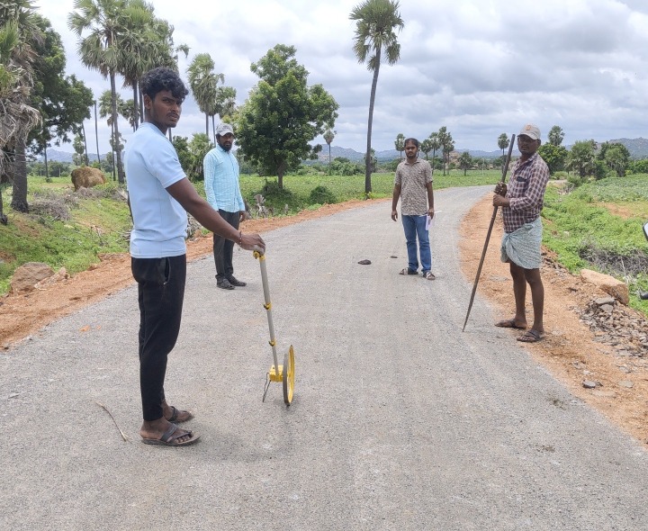 రహదారి నిర్మాణం పనులను పరిశీలించిన ఏఈ