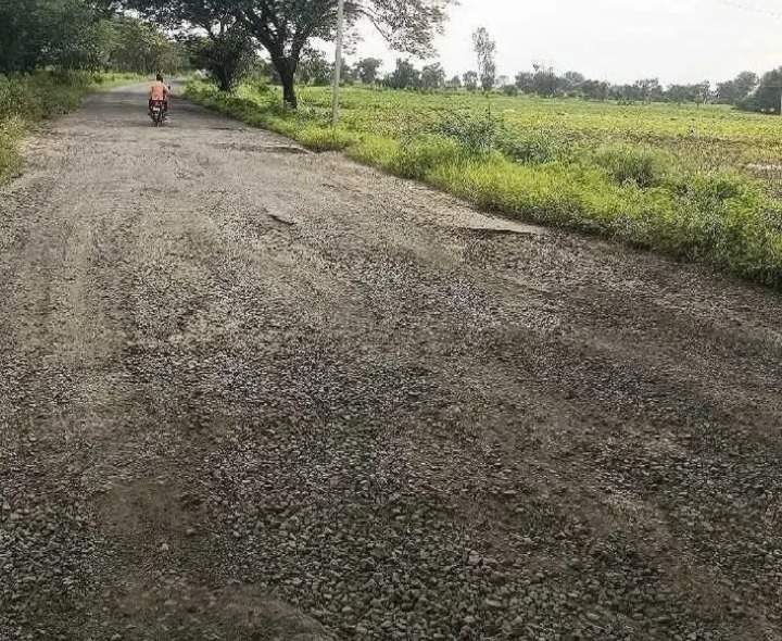 గుంతలమయం రోడ్డు..!
