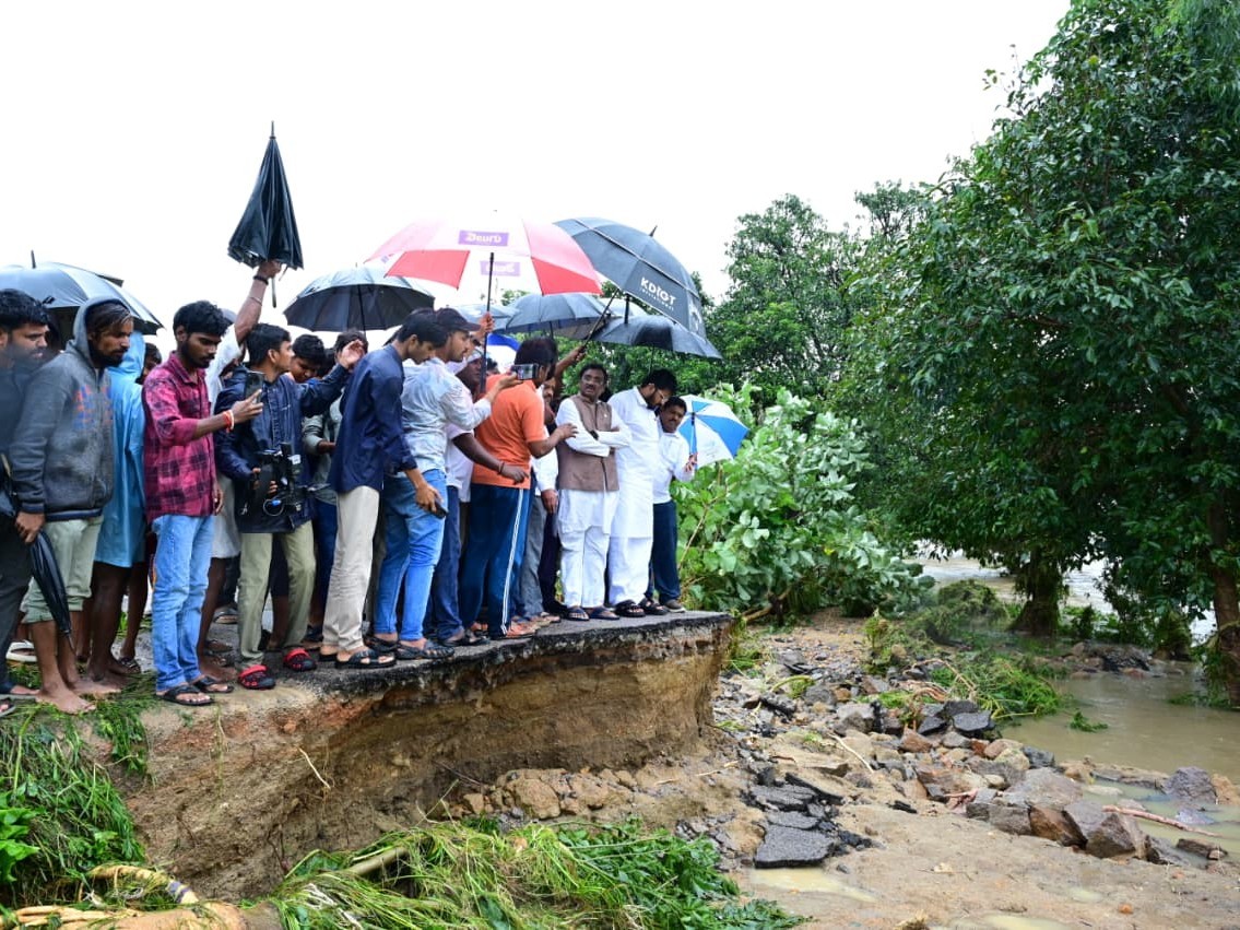 వరద ప్రాంతాల్లో మంత్రి పర్యటన