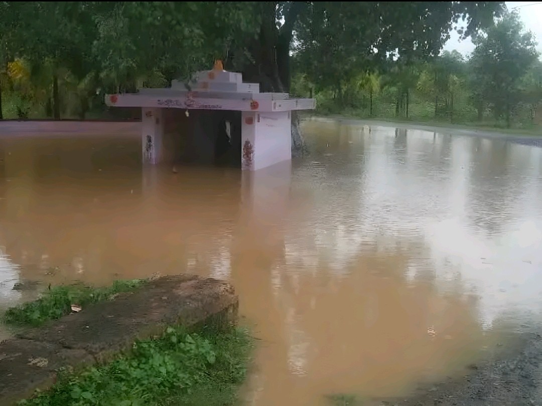 నీట మునిగిన ఎల్లమ్మ తల్లి ఆలయం